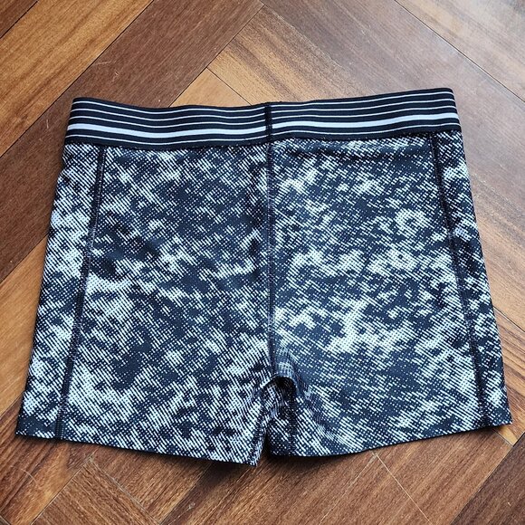 Under Armour Ladies Compression Shorts Size Medium - Picture 6 of 6